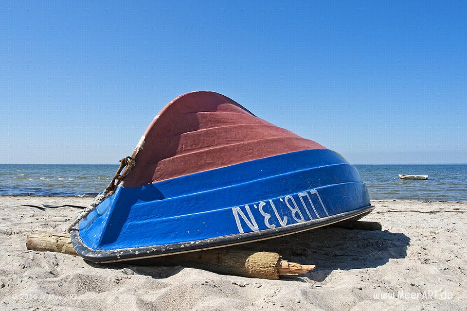 Fischerboot am Strand von Lubmin // Foto: MeerART