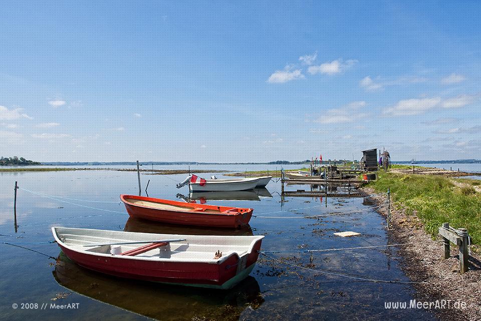 Fischerboote in einer Bucht bei Mommark // Foto: MeerART