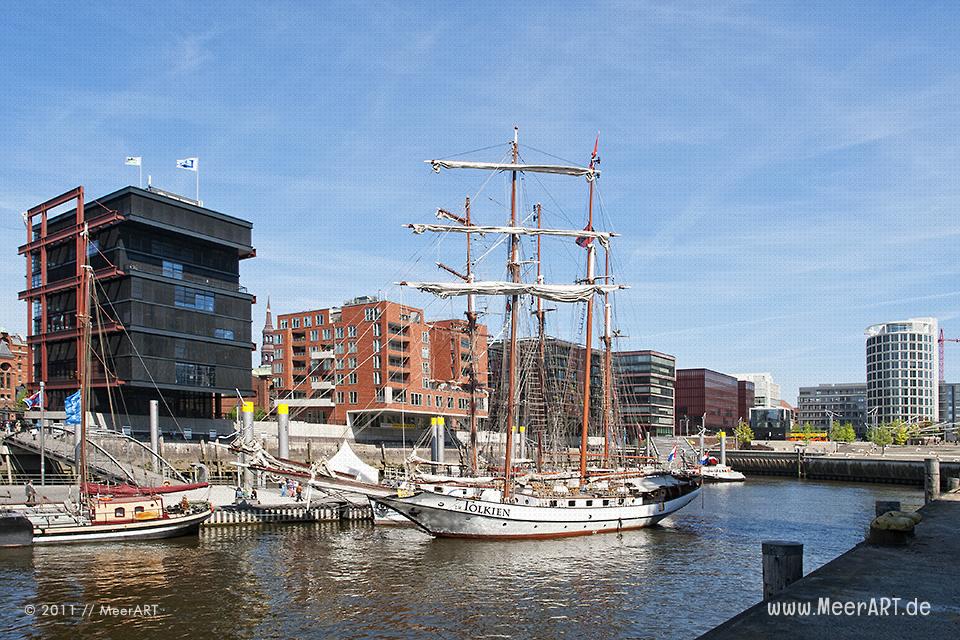 Schiffe im Museumshafen direkt in der HafenCity von Hamburg // Foto: MeerART