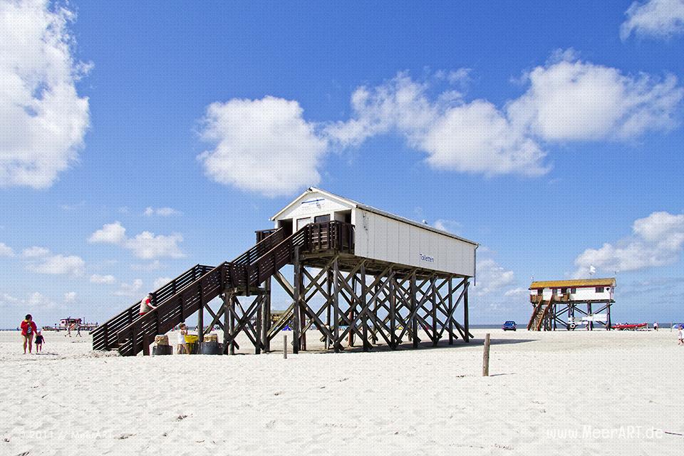 Pfahlhäuser am Strand von St. Peter Ording // Foto: MeerART