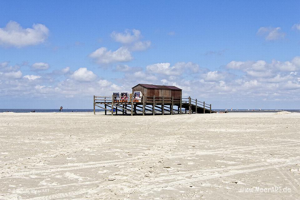 Pfahlhäuser am Strand von St. Peter Ording // Foto: MeerART