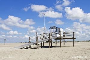 Pfahlhaus der Badeaufsicht am Strand von St. Peter Ording // Foto: MeerART