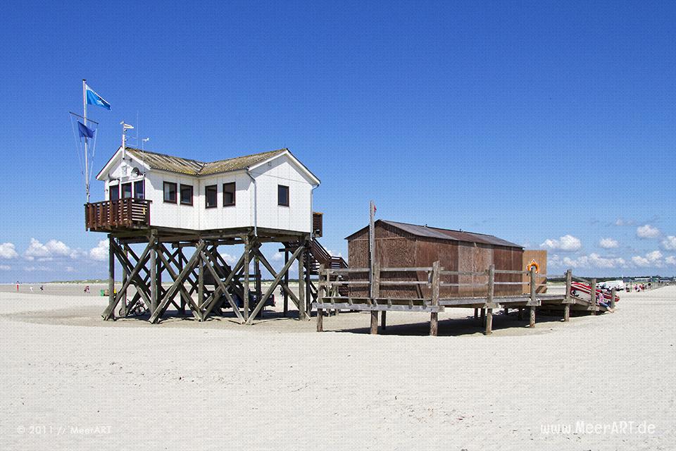Pfahlhäuser am Strand von St. Peter Ording // Foto: MeerART