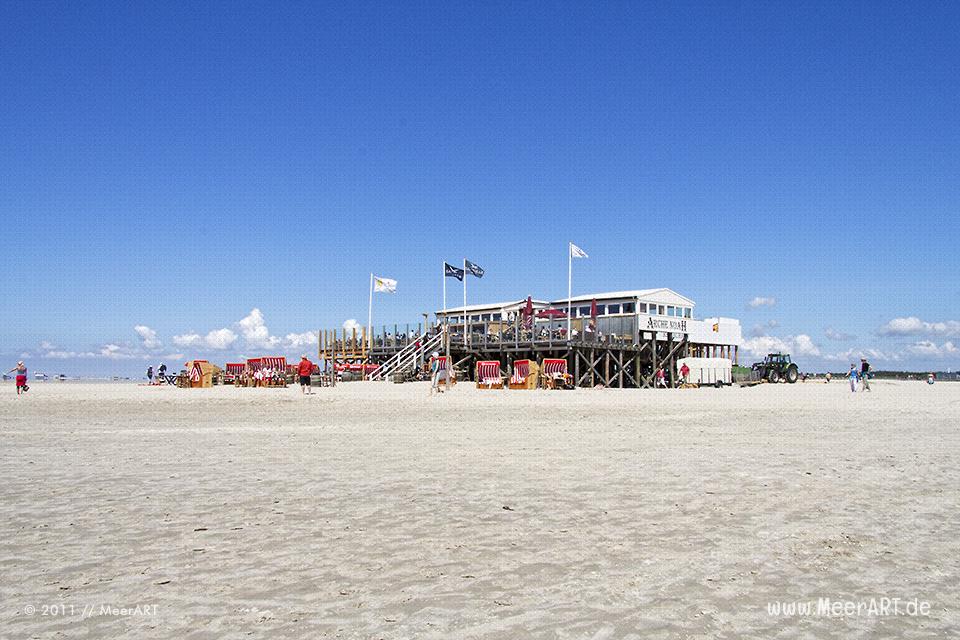 Pfahlhäuser am Strand von St. Peter Ording // Foto: MeerART