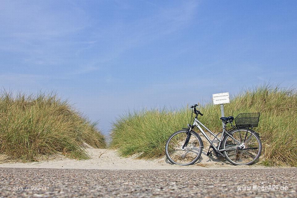 Fahrrad an einem Zugang zu einem Strandabschnitt an der Ostsee // Foto: MeerART