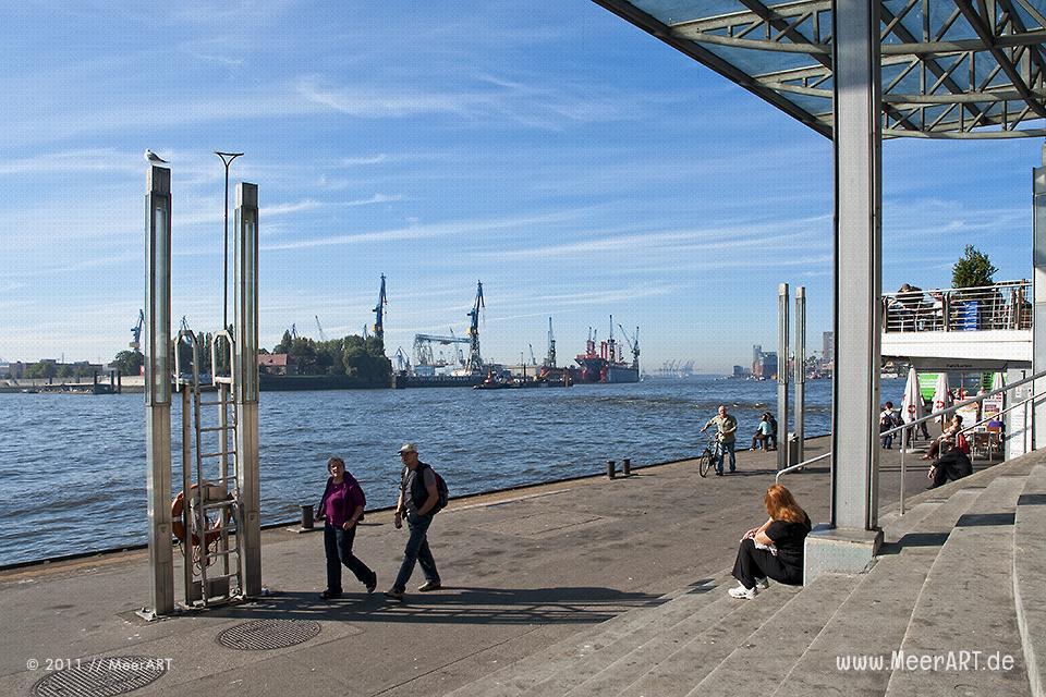 Die St. Pauli Landungsbrücken im Hamburger Hafen // Foto: MeerART
