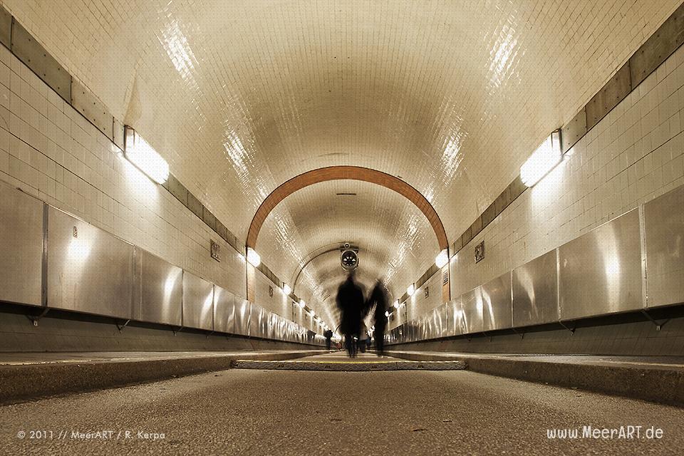 Fußgänger im alten Elbtunnel in Hamburg // Foto: R. Kerpa