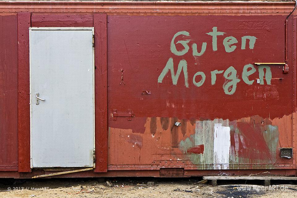 Die Vorderseite von einem alten Baucontainer mit der Aufschrift "Guten Morgen" // Foto: MeerART