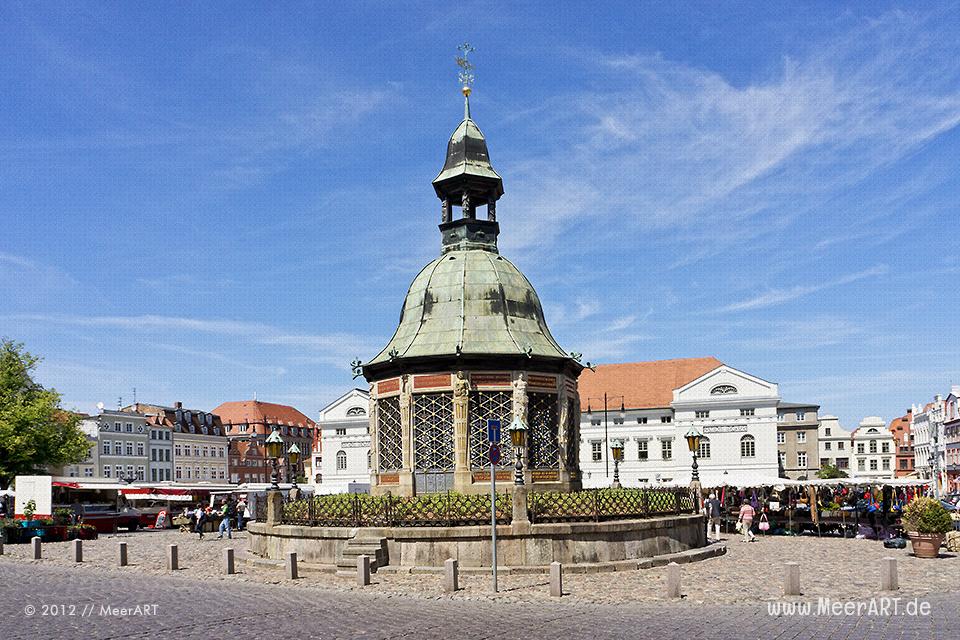 Marktplatz der Hansestadt Wismar mit dem Pavillon Wasserkunst // Foto: MeerART
