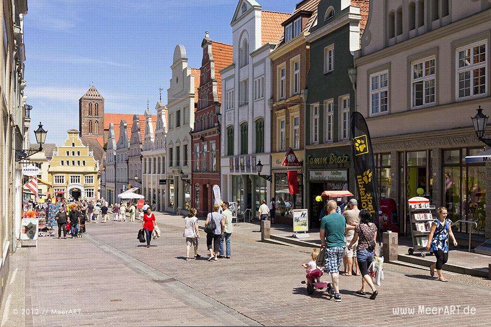 Geschäftshäuser in einer Einkaufsstrasse in der Altstadt von Wismar // Foto: MeerART