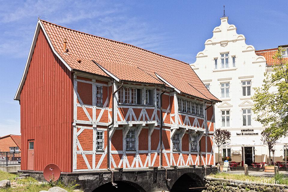 Das Fachwerkhaus "Gewölbe" am kleinen Fluss Frische Grube in Wismar // Foto: MeerART