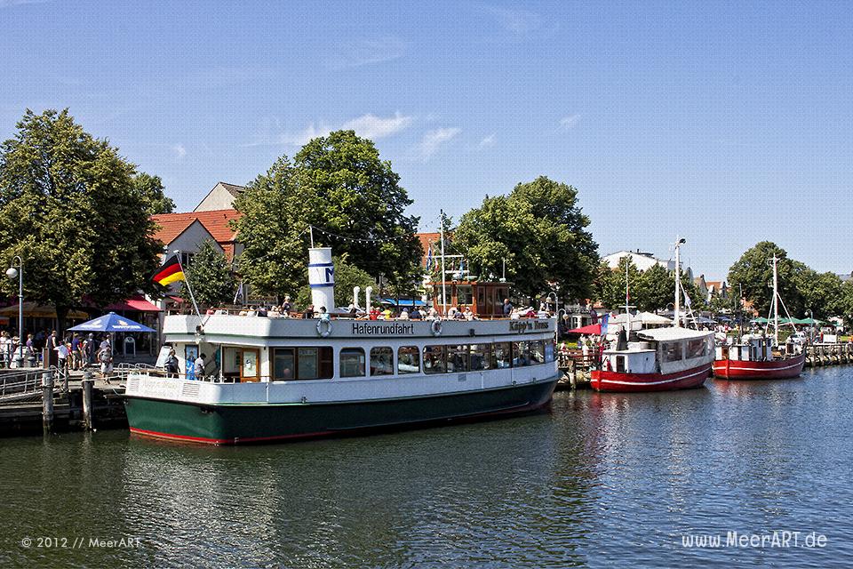 Ausflugsboot und Fischkutter liegen im Hafen von Warnemünde // Foto: MeerART