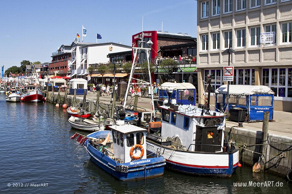Fischkutter am Anleger im Hafen von Warnemünde // Foto: MeerART
