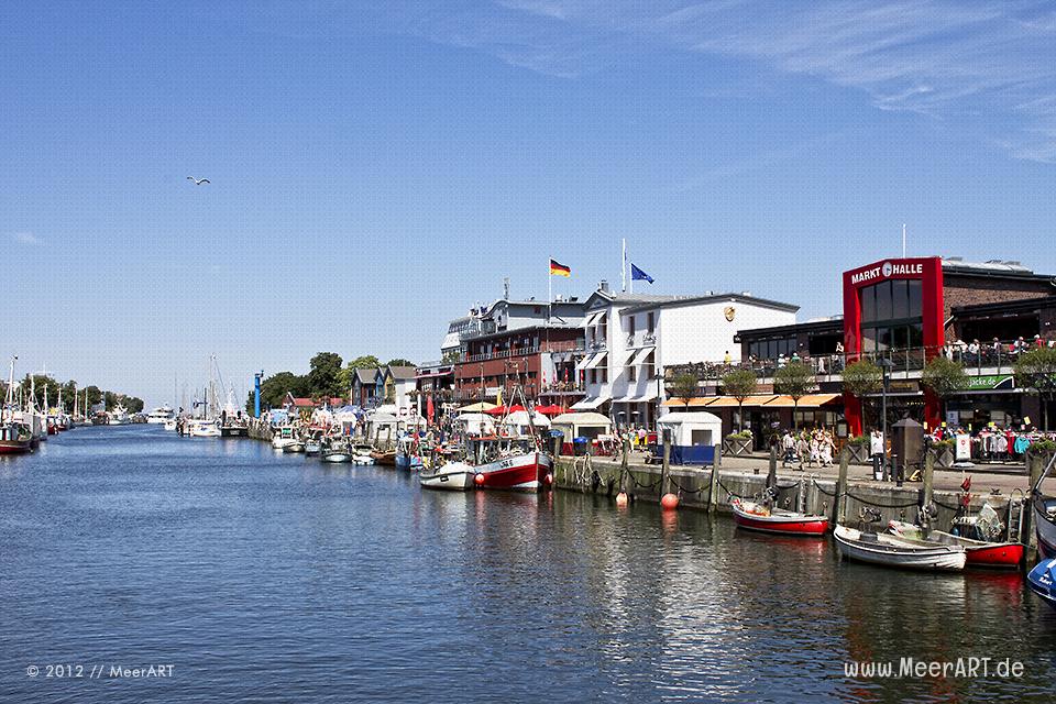 Fischerboote liegen im Hafen von Warnemünde // Foto: MeerART