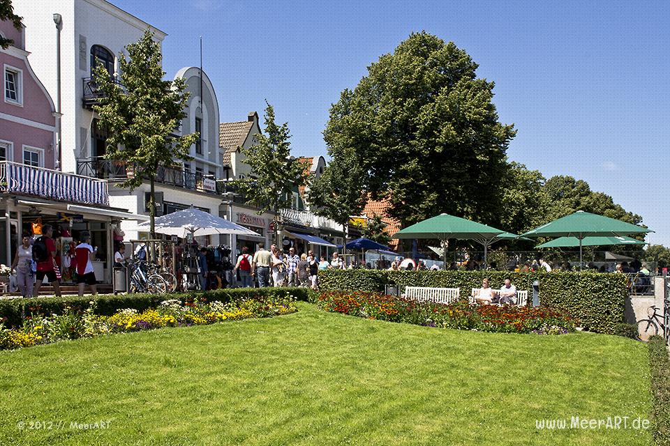 Touristen genießen das sommerliche Wetter auf der Promenade im Hafen von Warnemünde // Foto: MeerART