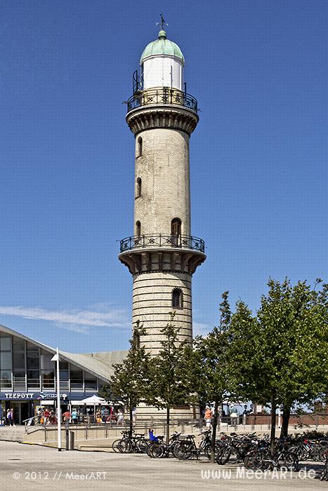 Der historische Leuchtturm und Teepott in Warnemünde // Foto: MeerART