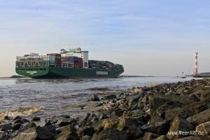 Das Containerschiff „Ever Leading“ verlässt den Hamburger Hafen // Foto: MeerART