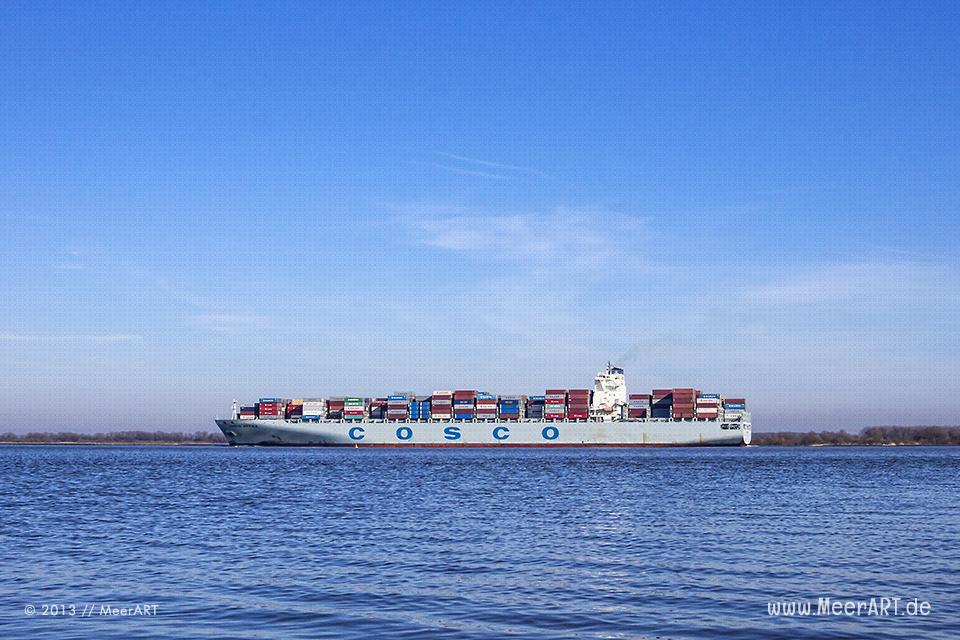 Containerschiff der "COSCO" Reederei auf der Elbe in Richtung Nordsee // Foto: MeerART