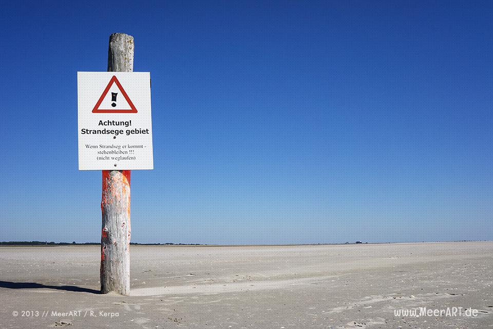 Warnschild in einem Strandsegelgebiet auf einer Sandbank im Watt vor St. Peter-Ording // Foto: R. Kerpa