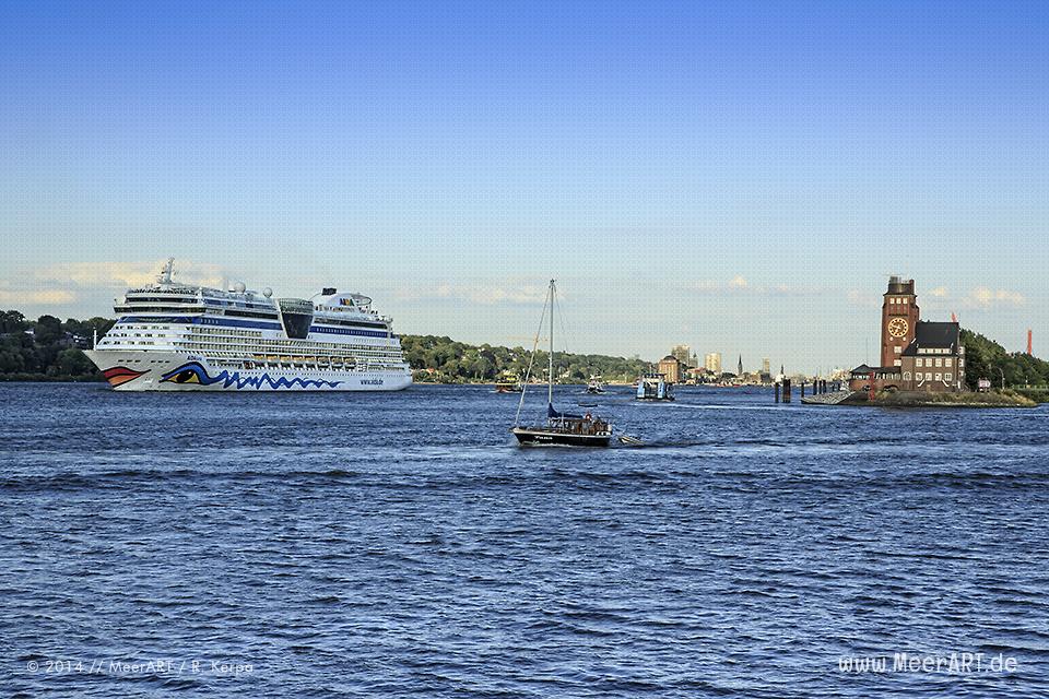 Das Kreuzfahrtschiff „AIDAluna“ beim Auslaufen aus dem Hamburger Hafen // Foto: R. Kerpa