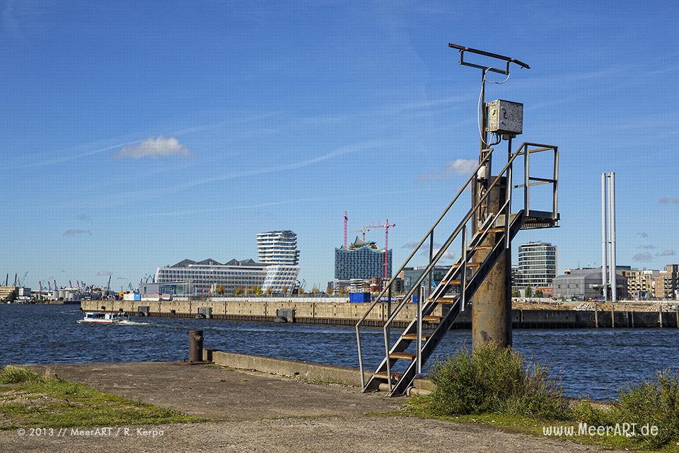 Blick die entstehenden HafenCity und die Elbphilharmonie vom Baakenhafen aus // Foto: R. Kerpa
