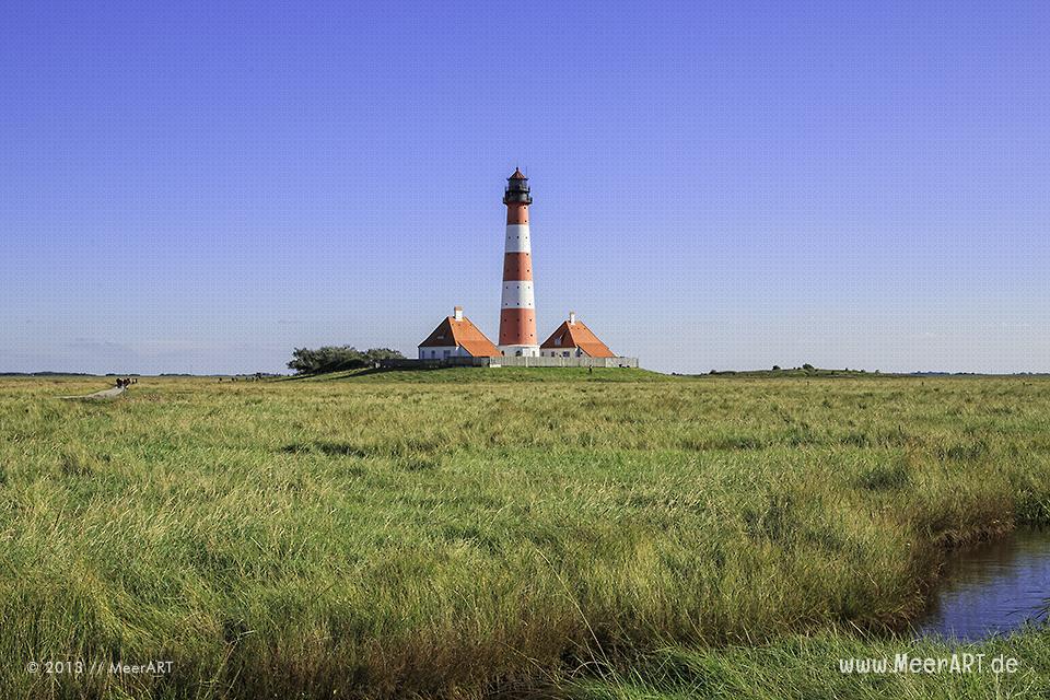 Der Leuchtturm Westerheversand auf einer Warft in den Salzwiesen vor Westerhever // Foto: MeerART