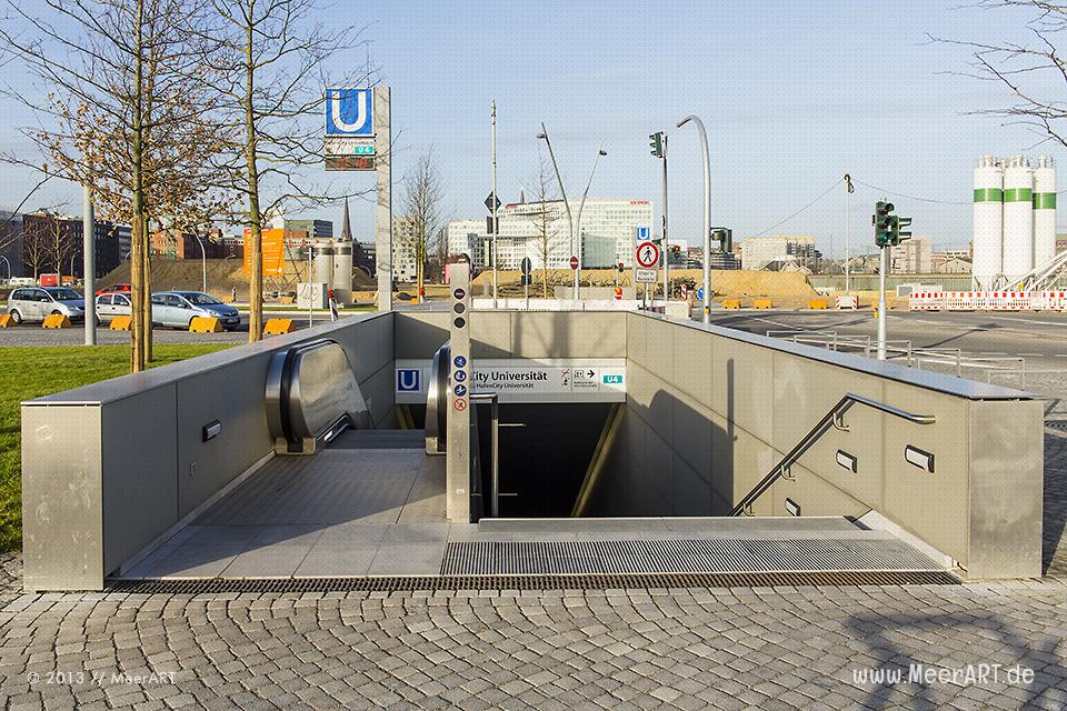 Zugang zur U-Bahnstation HafenCity Universität am Baakenhafen in der HafenCity Hamburg // Foto: MeerART