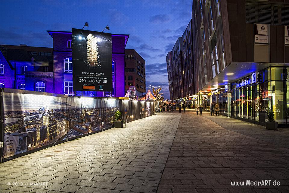 Der Überseeboulevard im Überseequartier in der HafenCity von Hamburg zur Weihnachtszeit // Foto: MeerART