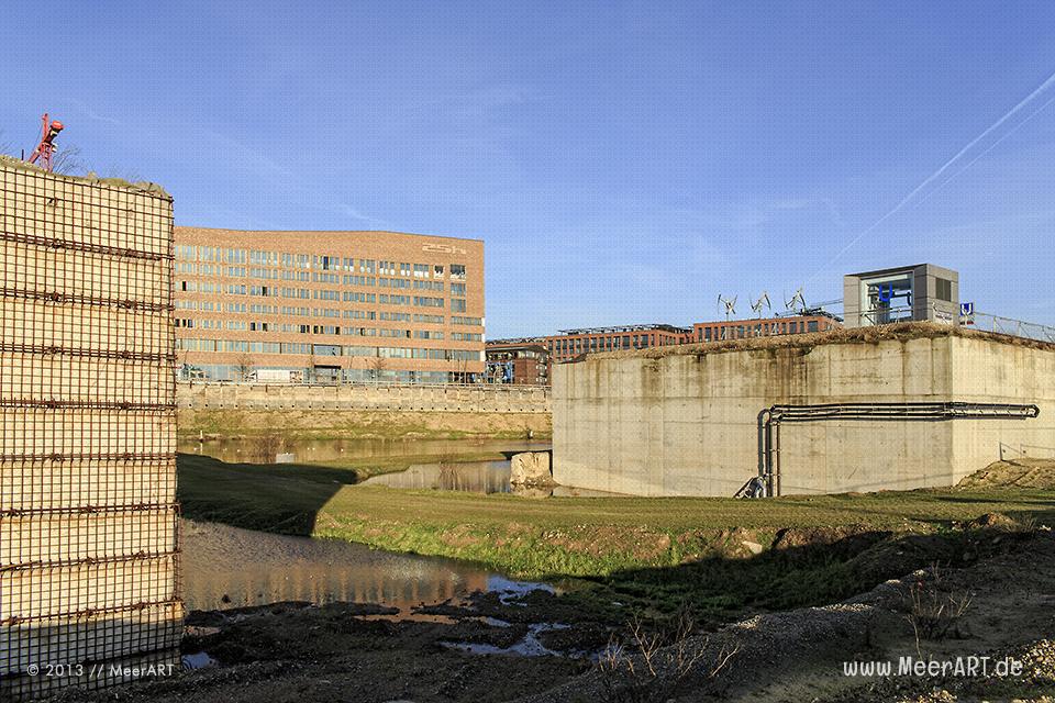 Geschäftsgebäude und eine Baugrube an der Überseeallee in der HafenCity von Hamburg // Foto: MeerART