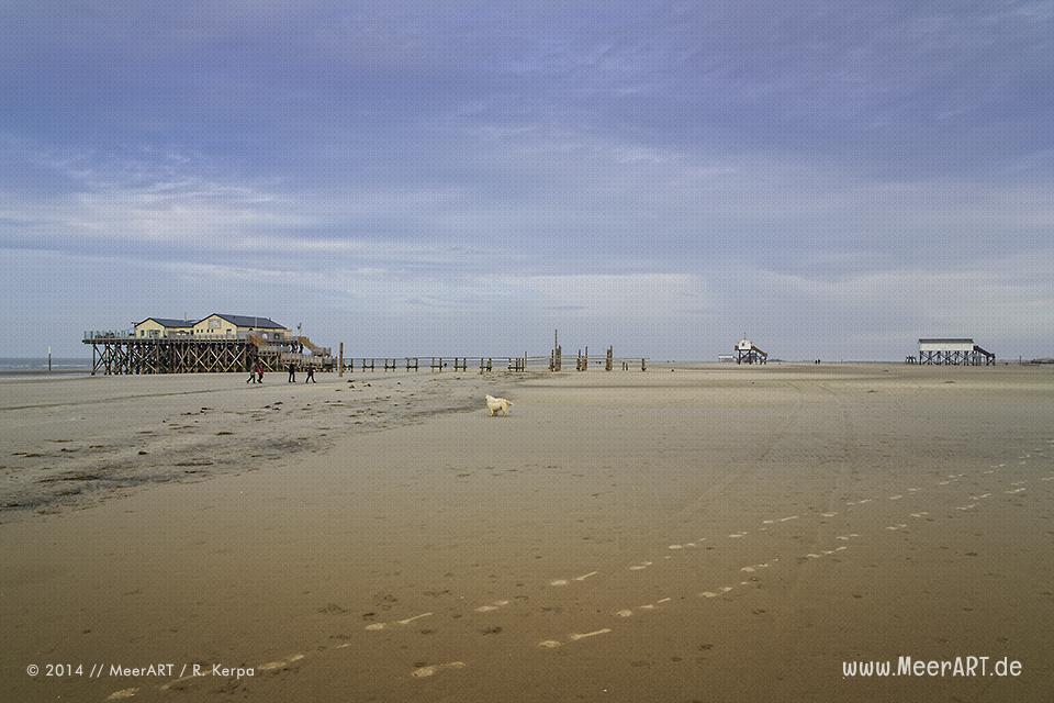 Pfahlhäuser am Strand an der Nordsee in St. Peter-Ording // Foto: R. Kerpa