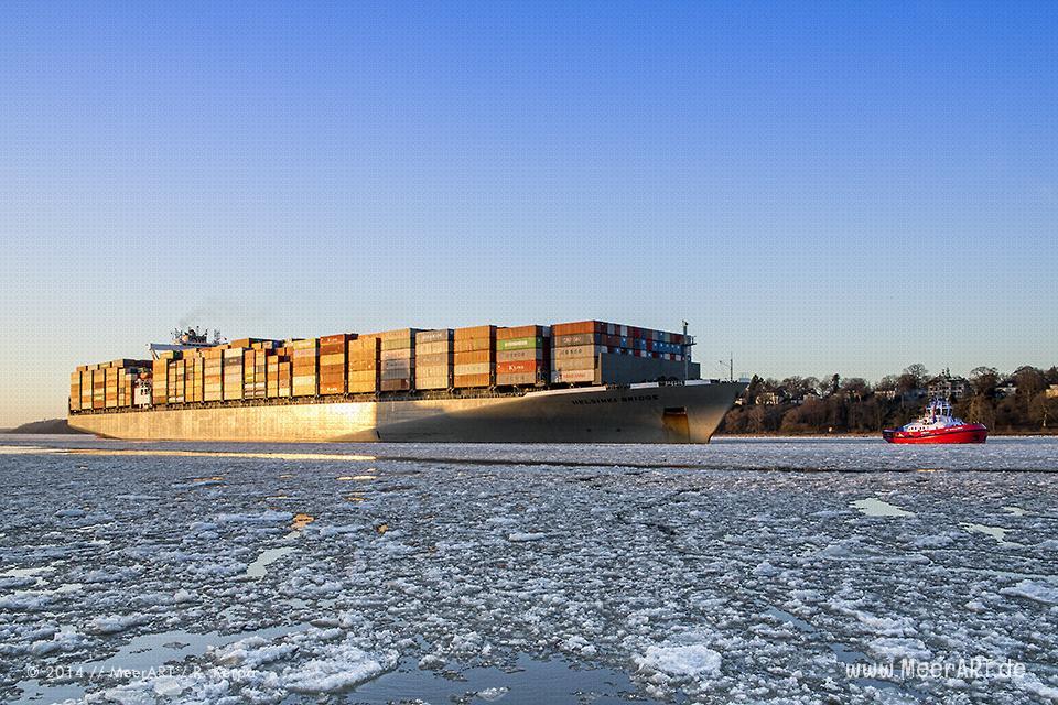 Das Containerschiff „HELSINKI BRIDGE“ läuft am 02.02.2014 in den Hamburger Hafen ein // Foto: R. Kerpa