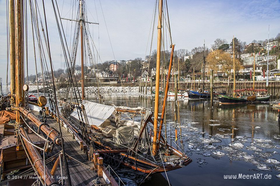 Traditionsschiffe im Winter 2014 auf ihrem Liegeplatz im Museumshafen von Oevelgönne in Hamburg // Foto: R. Kerpa