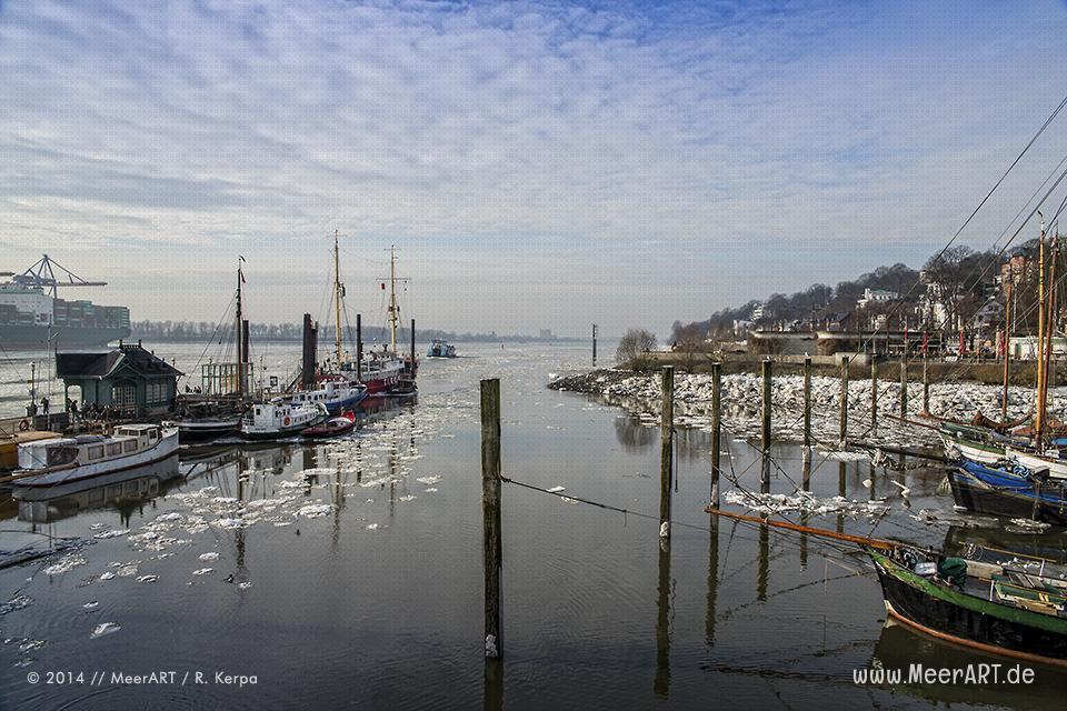 Traditionsschiffe im Winter 2014 auf ihrem Liegeplatz im Museumshafen von Oevelgönne in Hamburg // Foto: R. Kerpa