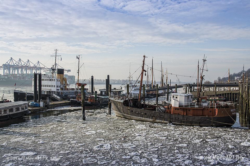 Traditionsschiffe im Winter 2014 auf ihrem Liegeplatz im Museumshafen von Oevelgönne in Hamburg // Foto: R. Kerpa