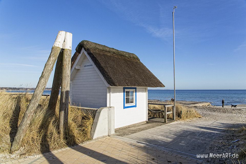 Ein mit Reet gedecktes Häuschen der Strandkorbvermietung am Strand von Scharbeutz // Foto: MeerART