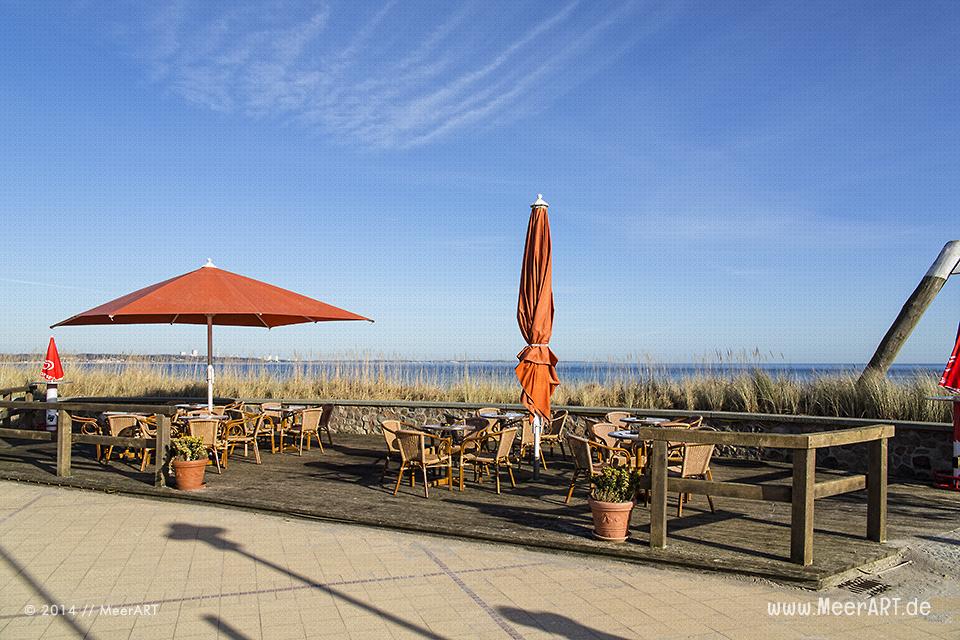 Eine leer Terrasse auf einer Strandpromenade an der Ostseeküste bei Scharbeutz // Foto: MeerART