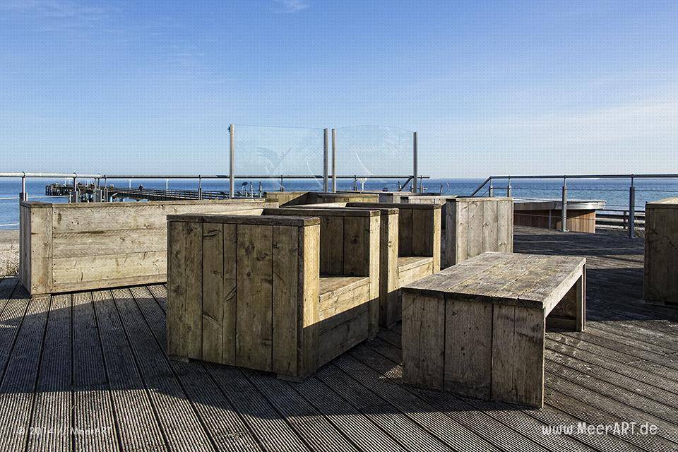 Eine leer Terrasse auf einer Strandpromenade an der Ostseeküste bei Scharbeutz // Foto: MeerART