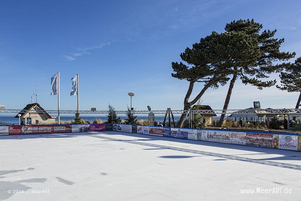 Eisbahn mit Verkaufszelten auf der Promenade direkt am Strand in Scharbeutz // Foto: MeerART