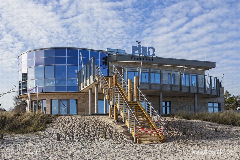 Das Restaurant „PIER“ direkt am Strand von Scharbeutz // Foto: MeerART