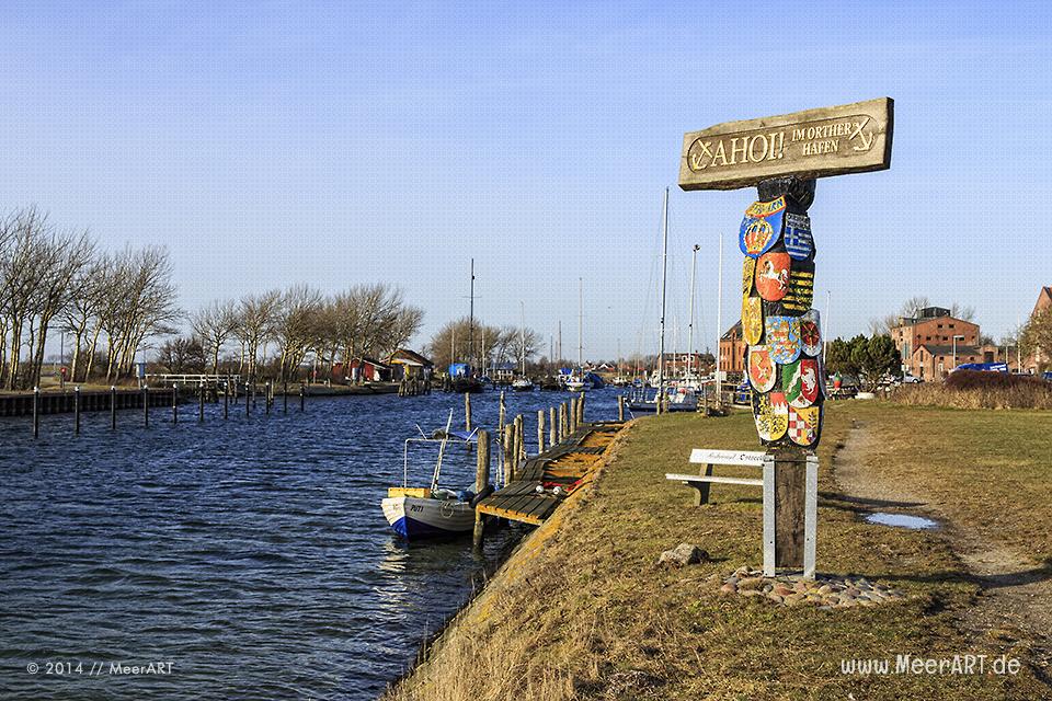 Blick auf den Hafen in Orth auf der Ostseeinsel Fehmarn // Foto: MeerART