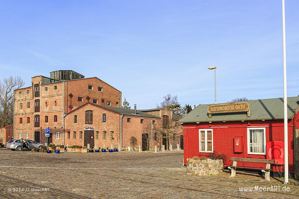 Das historische Hafenkontor und ein altes Speicher- bzw. Lagergebäude im Hafen von Orth // Foto: MeerART