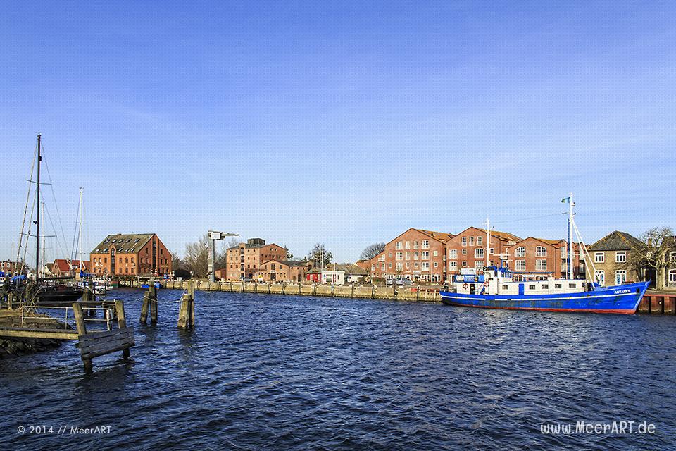 Blick auf den Hafen in Orth auf der Ostseeinsel Fehmarn // Foto: MeerART
