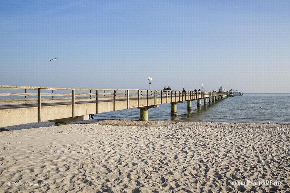 Seebrücke an einem Strandabschnitt an der Ostsee in Grömitz // Foto: MeerART