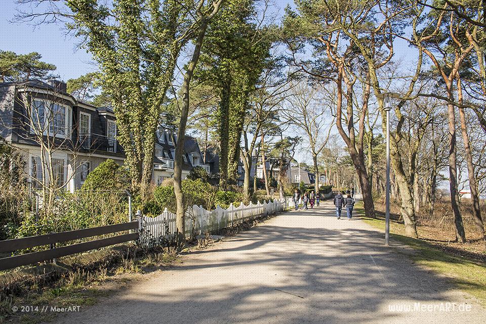 Strandpromenade mit Wohn- und Ferienhäuser in Timmendorfer Strand // Foto: MeerART