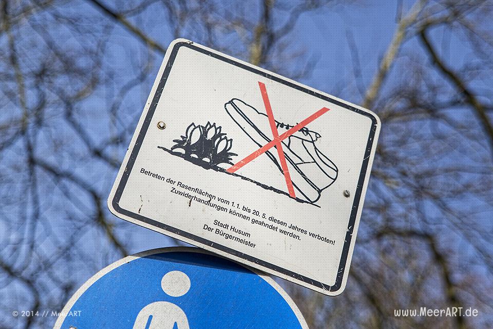 Hinweisschild im Schlosspark von Husum // Foto: MeerART