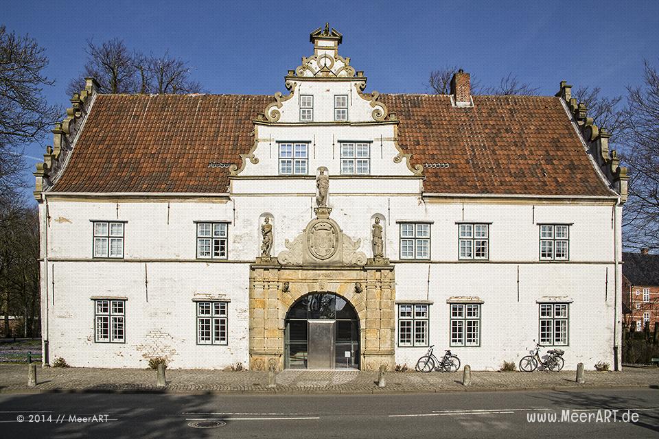 Das Torhaus des Schlosses in Husum // Foto: MeerART