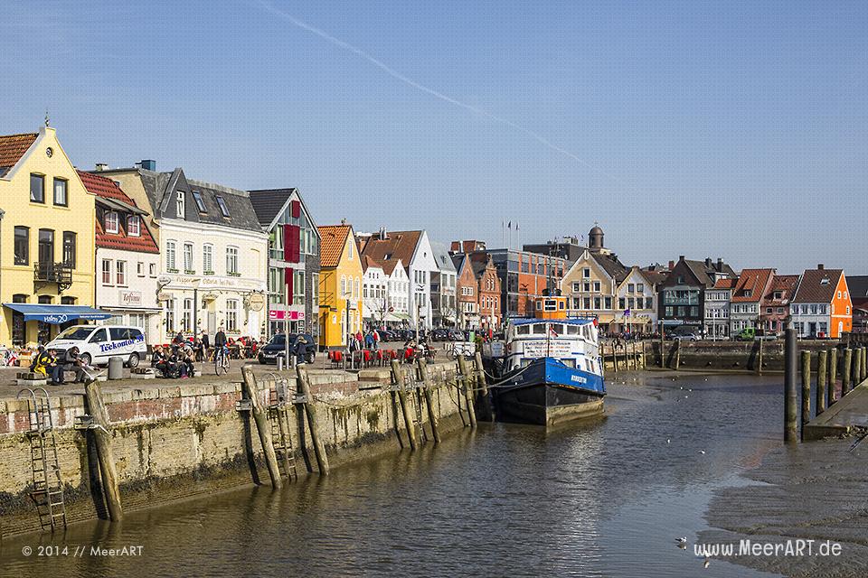 Farbenfrohe Häuser und geschäftiges Treiben am alten Hafen in Husum // Foto: MeerART