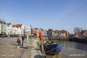 Alte und neue Wohn- und Geschäftsgebäude am alten Hafen in Husum // Foto: MeerART