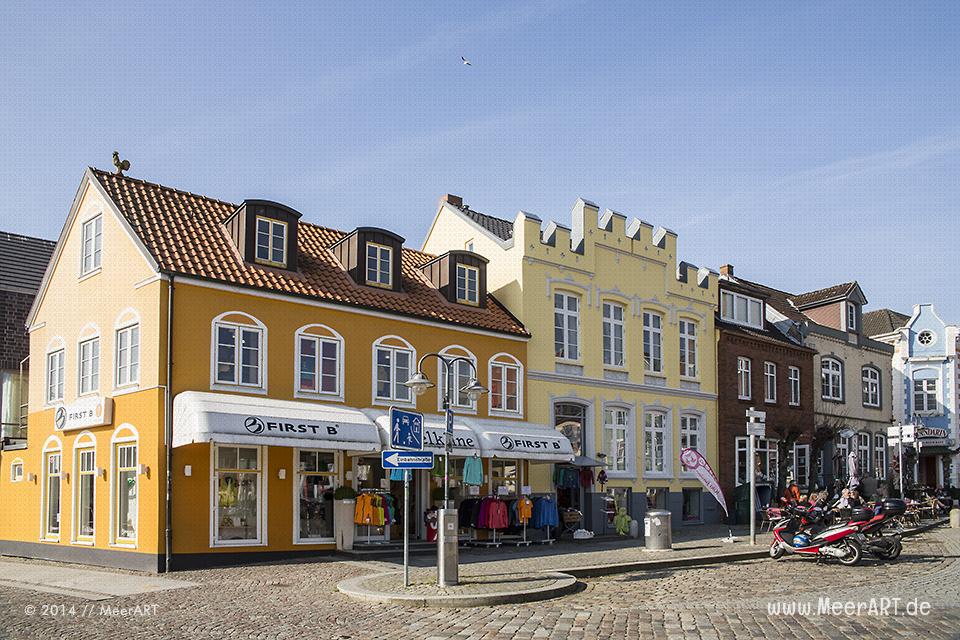 Wohn- und Geschäftsgebäude am alten Hafen in Husum // Foto: MeerART