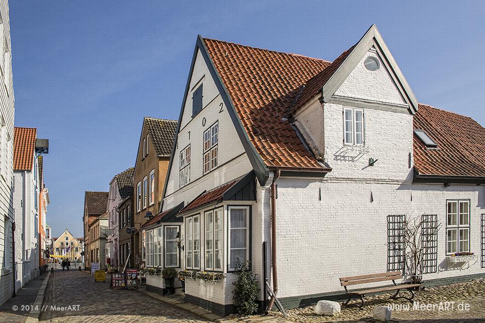 Seitengasse mit alten Wohn- und Geschäftshäusern in der Nähe vom alten Hafen in Husum // Foto: MeerART